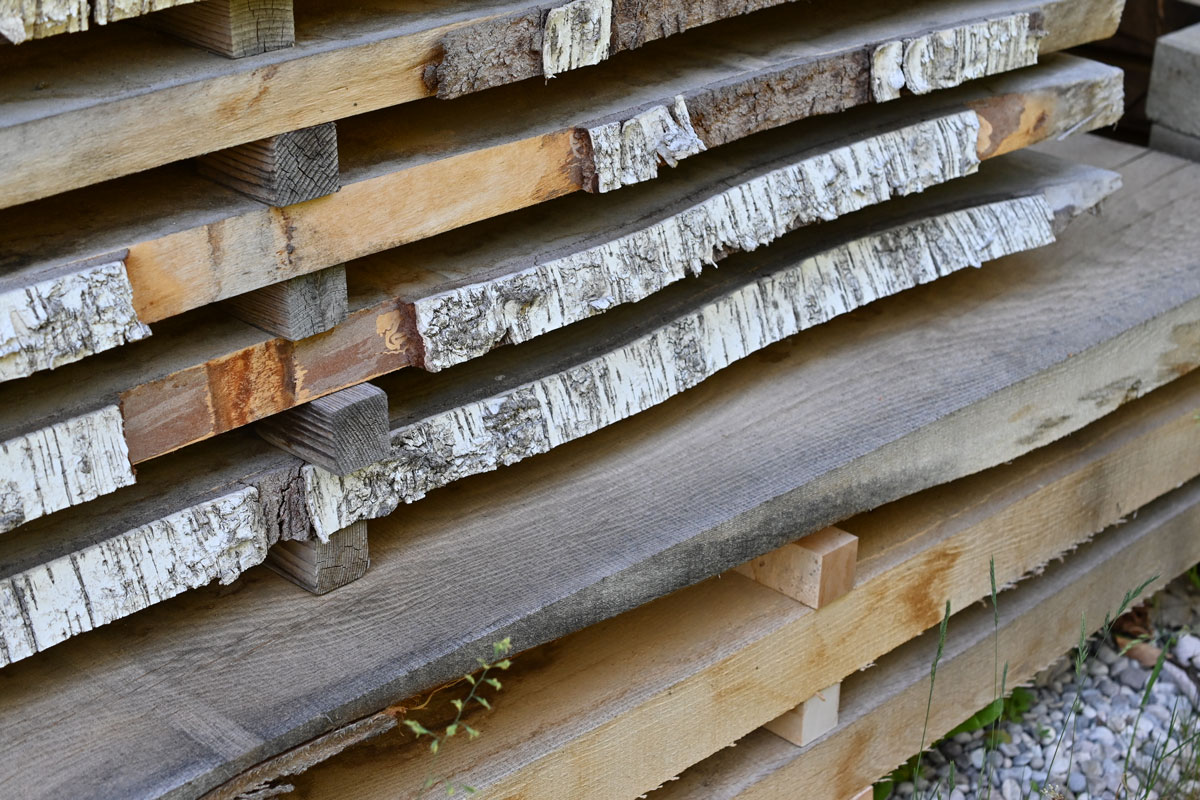 Massivholz-Lager der Schreinerei für Bad Tölz — Bohlen mit Baumkante
